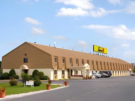 Super 8 by Wyndham Bangor Отели рядом с достопримечательностью «John Bapst Memorial High School»