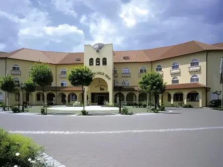 Hotel Spanischer Hof Отели рядом с достопримечательностью «Кляйне Лаузитц - Эрлебнис-Миниатуренпарк-Эльстерверда»