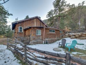 Rustic Log Cabin w/ Studio ~ 5 Mi to Pikes Peak!