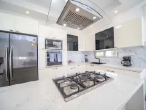 ¡Increíble villa de 2 habitaciones cerca de playas para practicar surf!