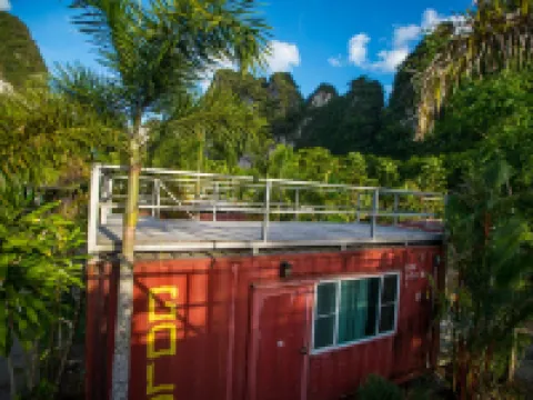 เดอะ แคมเปอร์ ลอดจ์, เขาสก โรงแรมในอำเภอ พนม