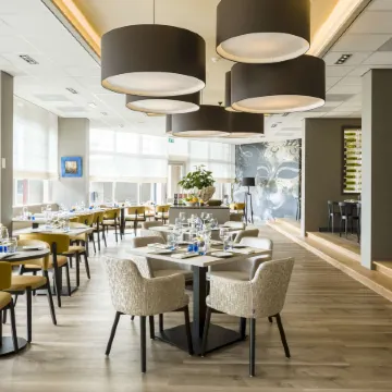 NH Maastricht Отели рядом с достопримечательностью «Коммелквартир»