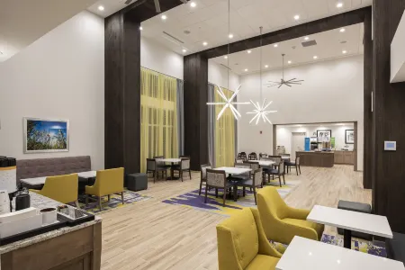 Hampton Inn & Suites by Hilton Rocky Hill-Hartford South Отели рядом с достопримечательностью «RHHS Soccer Field»