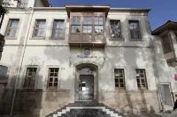 Puding Hotel Hotels near Roman Harbour