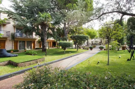 Mercure Marseille Centre Bompard la Corniche Отели рядом с достопримечательностью «Randonnées théâtrales Marcel Pagnol Cie Dans la cour des Grands»