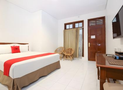 RedDoorz Plus Near Alun Alun Selatan 2