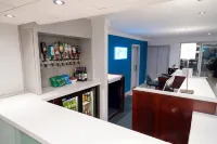 Holiday Inn Express LEEDS - EAST by IHG - bar