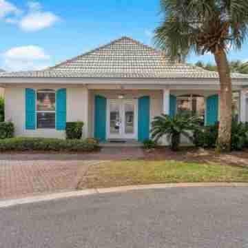 7 Seas Hotel Exterior