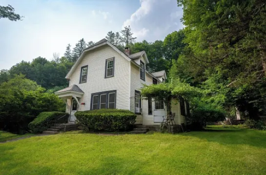 Modern 5-Bedroom Ski/Summer Mountain Home -Game Room-Hot Tub-3 Min to Belleayre