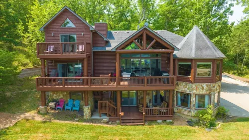 Lakefront Lodge / Cabin / Retreat - Huge Niangua Frontage w/ Beach