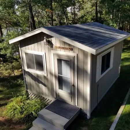 Spacious lakefront cabin on beautiful sand bottom Leader Lake.
