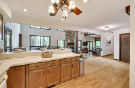 Spacious Lakefront 4 bedroom, 2 bath Mountain Retreat with Private Beach, Kayaks