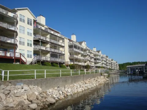 Updated Lakefront Walk-in Unit, 2 Pools, Beach, Deck Hotel di 