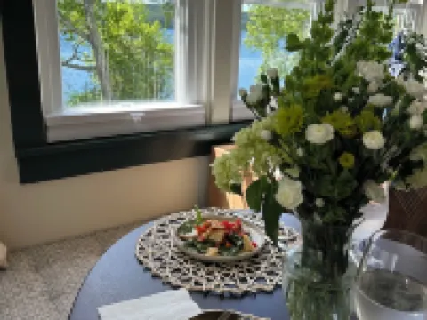 Cozy 2br cottage with firepit, long lake views, lake access and shady/sunny dock Hotels in Castleton