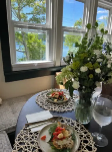 Cozy 2br cottage with firepit, long lake views, lake access and shady/sunny dock