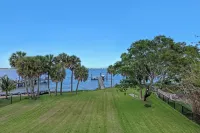 Sweeping Views, Direct Riverfront, Dock, Heated Pool, 8Bed/5.5Bath Sleeps 18 Howard E. Futch Memorial Park at Paradise Beach附近的飯店