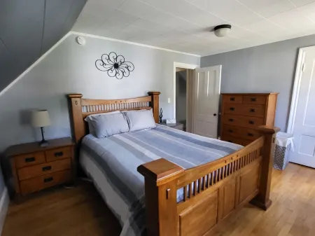 2 story cozy home. Walk to downtown Bangor and Brewer. Safe quiet neighborhood