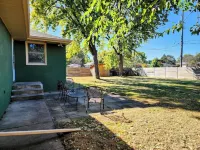 Sunlit Oasis: Family Friendly Suburban Private 4 Bedroom Retreat