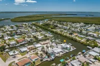 🐠Waterfront Island and Pool Dream Retreat!🐋