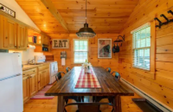 Relaxing Two Bedroom Cabin - 10 minutes to Camden!