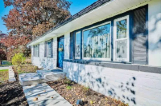 Fox Valley Farmhouse Overlooking The Fox River! Hotels in Saint Charles