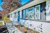 Fox Valley Farmhouse Overlooking The Fox River!