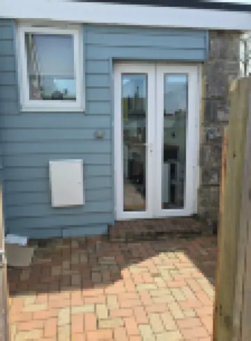 Coppice, Entire 1 bedroom annex, pet friendly. EV Charger. Hotels in Barton on Sea