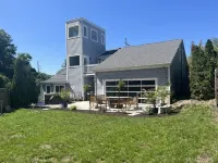 Cabana style vacation home, w/HOT TUB & easy stroll to beach, sleeps 16.