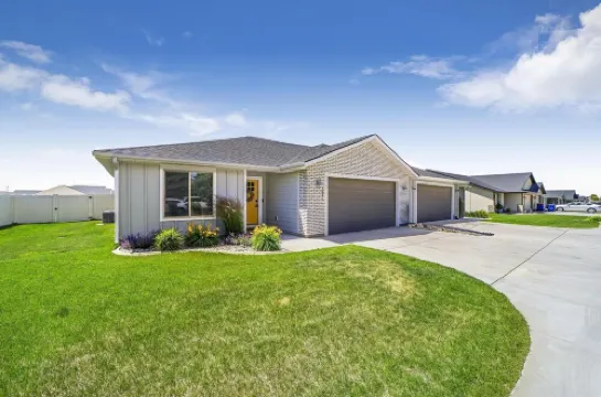 Pawsitively Perfect: New Pet-Friendly Home in Ideal Location