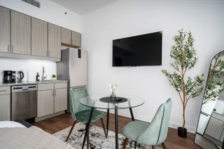 Modern Studio Getaway w/Private Balcony Отели рядом с достопримечательностью «Университет Алабама в Бирмингем»