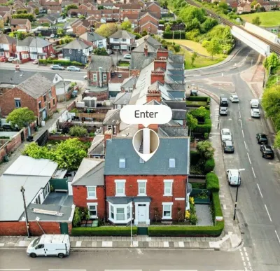 5 double bedrooms all with en-suites, PPE room for offshore workers, games room Hotels in 