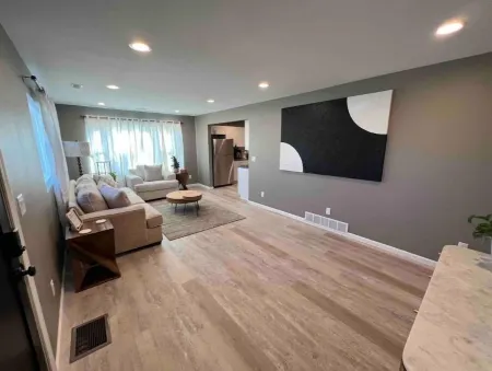 Cozy Modern Home with two stall Garage Wi-Fi Отели в г. Сидар-Рапидс