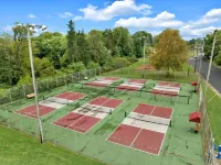 Bristol’s Mountain Side Oasis -NEW- Hot-tub- Privacy- Pet friendly - Location