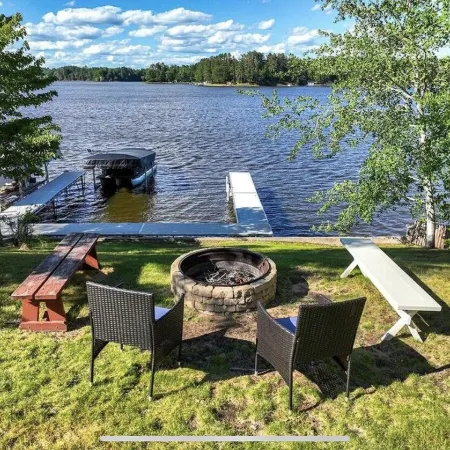 Lake Nokomis 4-bedroom Lakeside Spacious Cottage