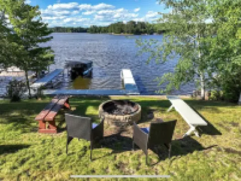 Lake Nokomis 4-bedroom Lakeside Spacious Cottage