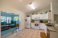 🍹🌞 Paradise Retreat! Heated Pool, Near Beaches!