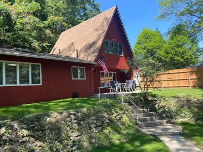 Serene Beach Retreat Hotels near Muskegon South Pierhead Lighthouse
