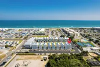 Just steps away - beach, pool, & attractions on the Emerald Isle! New Home. Bluewater Vacation Rentals Emerald Isle, NC附近的飯店