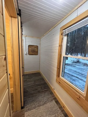 NEWLY RENOVATED WITH PRIVATE DOCK ON WHITE LAKE Отели в г. Форестпорт