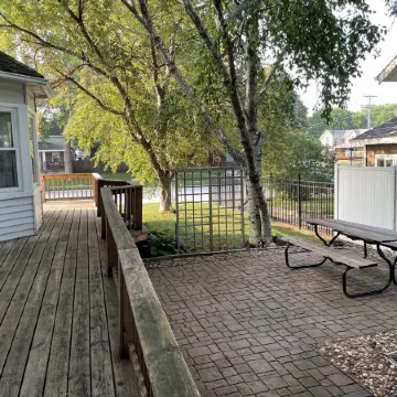 LOCATION LOCATION LOCATION! Short walk to beach, park, shops, restaurants & bars Отели в г. Клир Лейк