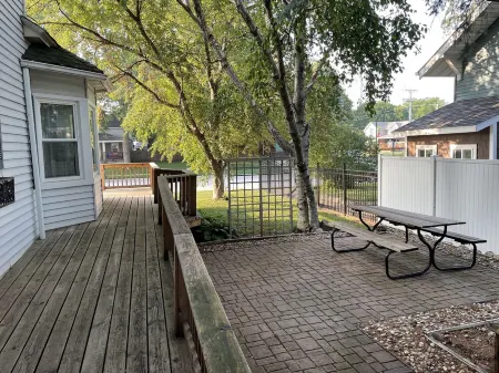 LOCATION LOCATION LOCATION! Short walk to beach, park, shops, restaurants & bars Отели в г. Клир Лейк