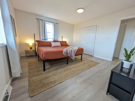 Full 3-bedroom house with entertainment room. 5 minutes to FLW front gate. Отели рядом с достопримечательностью «Uranus Fudge Factory And General Store»