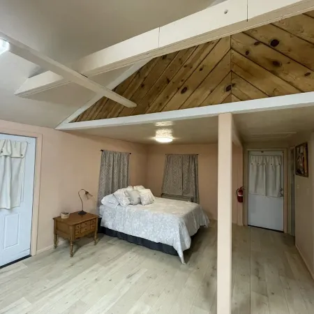 Mountain Avenue Cozy Cabin