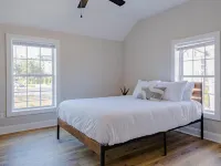 Prime location! 4 BDRM Duplex + Sleeps 10 + Fire pit + 3 mins to Downtown Cola