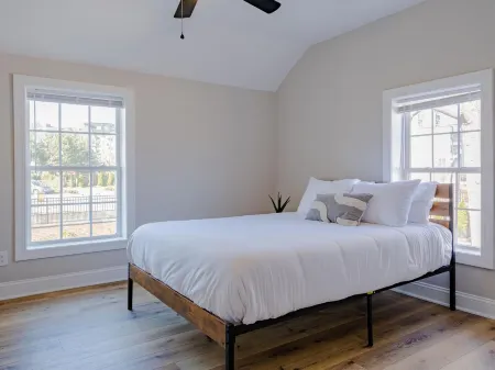 The Cozy Chic WeCo Spot | 3 minutes to Downtown | Steps to WeCo Riverwalk