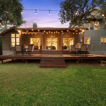 Luxury Waterfront Farmhouse - Fire Pit, Chef's Kitchen-Poker Table -Sleeps 24