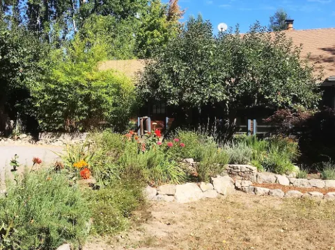 Cozy and Charming Apple Blossom Retreat—Relax with Nature