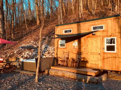 Moonshine Cabin tucked away on the Mountain,Great Location with private Hot Tub!
