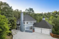 Château Lakehouse -  Newly Remodeled Home!