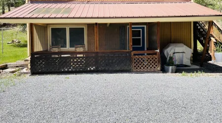 Gowdy Suite 1, King Bed, Hot Tub, Screened  Porch,  Free wifi.